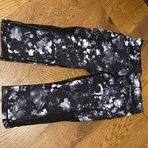 Lululemon floral mesh capri leggings size 6